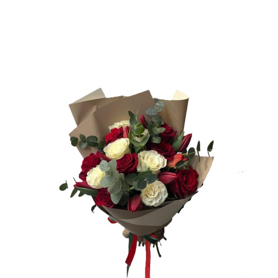 Buchet 12 trandafiri,9 lalele,6 fire eucalipt, folie și panglică decor